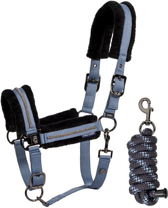 Lichtblauw Harry's Horse halster met zwarte bontvoering, glitterlijn en bijpassend zwart-blauw gevlochten halstertouw.
