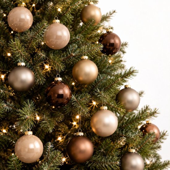 Kerstboom met bruine kerstballen in verschillende tinten en gouden lichtjes.