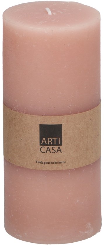 Roze rustieke kaars met een bruin papieren band met het logo 'ARTI CASA' en de tekst 'Feels good to be home'.