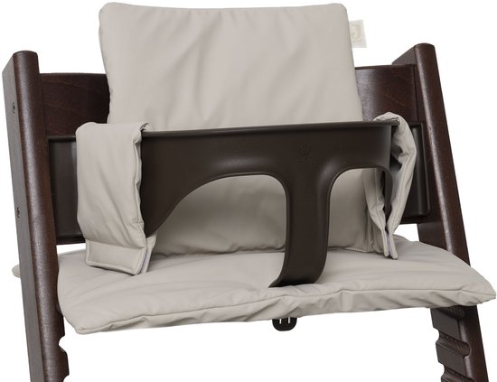 Hoge stoel met bruine houten frame, beige kussens en een bruine eetplank. Jollein label zichtbaar.
