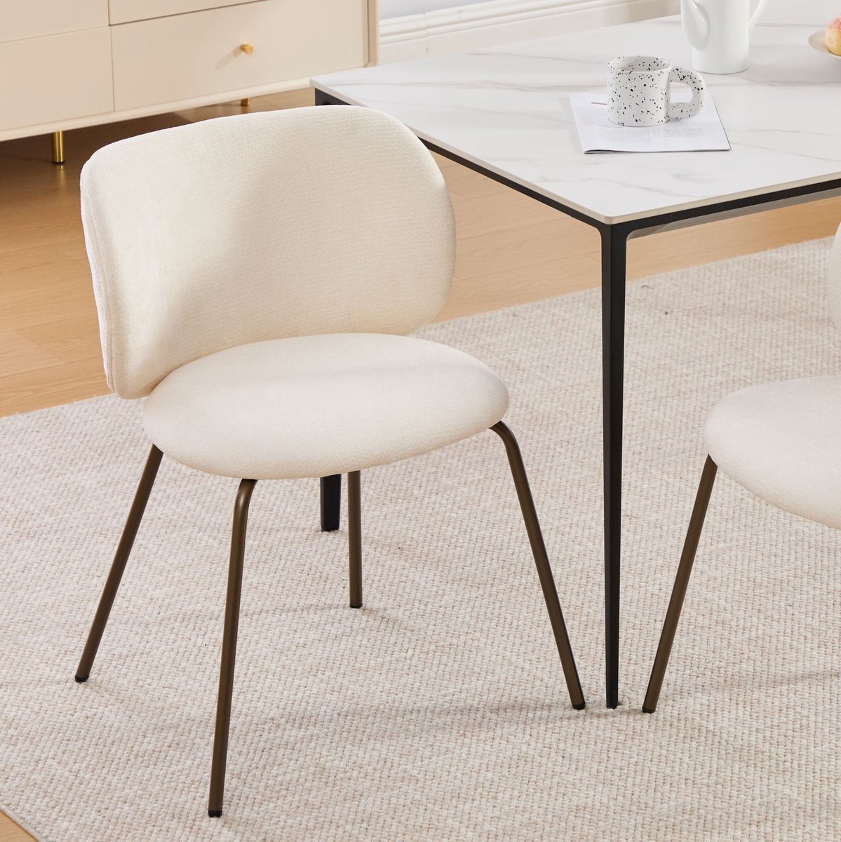 MEUNIQ Crème eetkamerstoel van chenille met gebogen rugleuning, metalen onderstel en zachte zitting, moderne kuipstoel voor eetkamer en keuken, set van 1 Cream