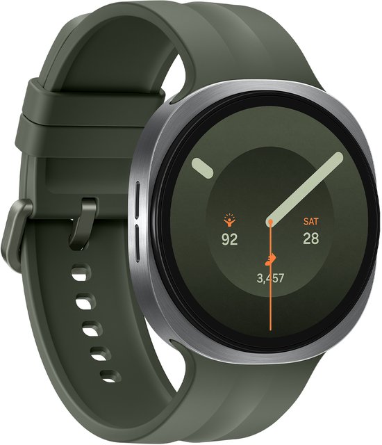 Schuine weergave van de groene smartwatch met wijzerplaat. Toont de tijd, dag, datum, stappen en batterij.