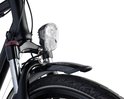 Un phare AXA Echo 15 monté sur un vélo noir, au-dessus de la roue avant et du garde-boue.