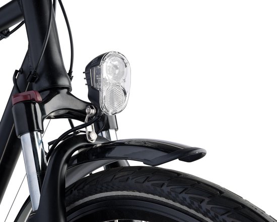 Un phare AXA Echo 15 monté sur un vélo noir, au-dessus de la roue avant et du garde-boue.