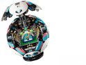 LEGO voetbalmodel geopend om een miniatuurstadion te tonen, met veld, tribunes en spelers. Wit met turquoise en roze accenten.