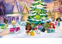 LEGO Disney figuren rond kerstboom met cadeautjes en slee.