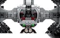 Close-up van de cockpit van een LEGO Star Wars TIE Interceptor met een TIE Pilot minifiguur.