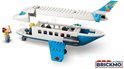 Een LEGO City passagiersvliegtuig dat wordt geassembleerd. Een piloot zit in het cockpit, een beveiligingsmedewerker staat naast het vliegtuig.