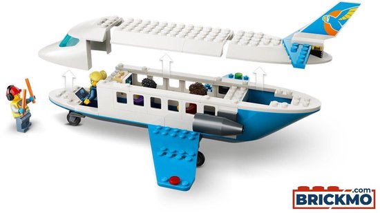 Een LEGO City passagiersvliegtuig dat wordt geassembleerd. Een piloot zit in het cockpit, een beveiligingsmedewerker staat naast het vliegtuig.