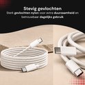 Gedetailleerde weergave van een witte 2 meter lange, gevlochten USB-C naar Lightning kabel.