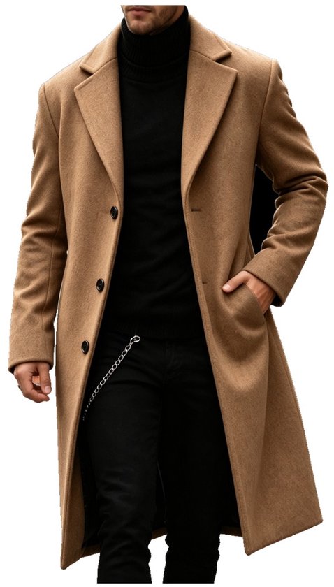 Homme portant un long manteau en laine beige, un col roulé noir, un pantalon noir et une chaîne argentée.