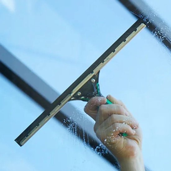 Hand die een groene raamwisser gebruikt op een glazen oppervlak
