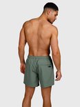Homme vu de dos, portant un short de bain vert vintage avec une poche zippée au dos.