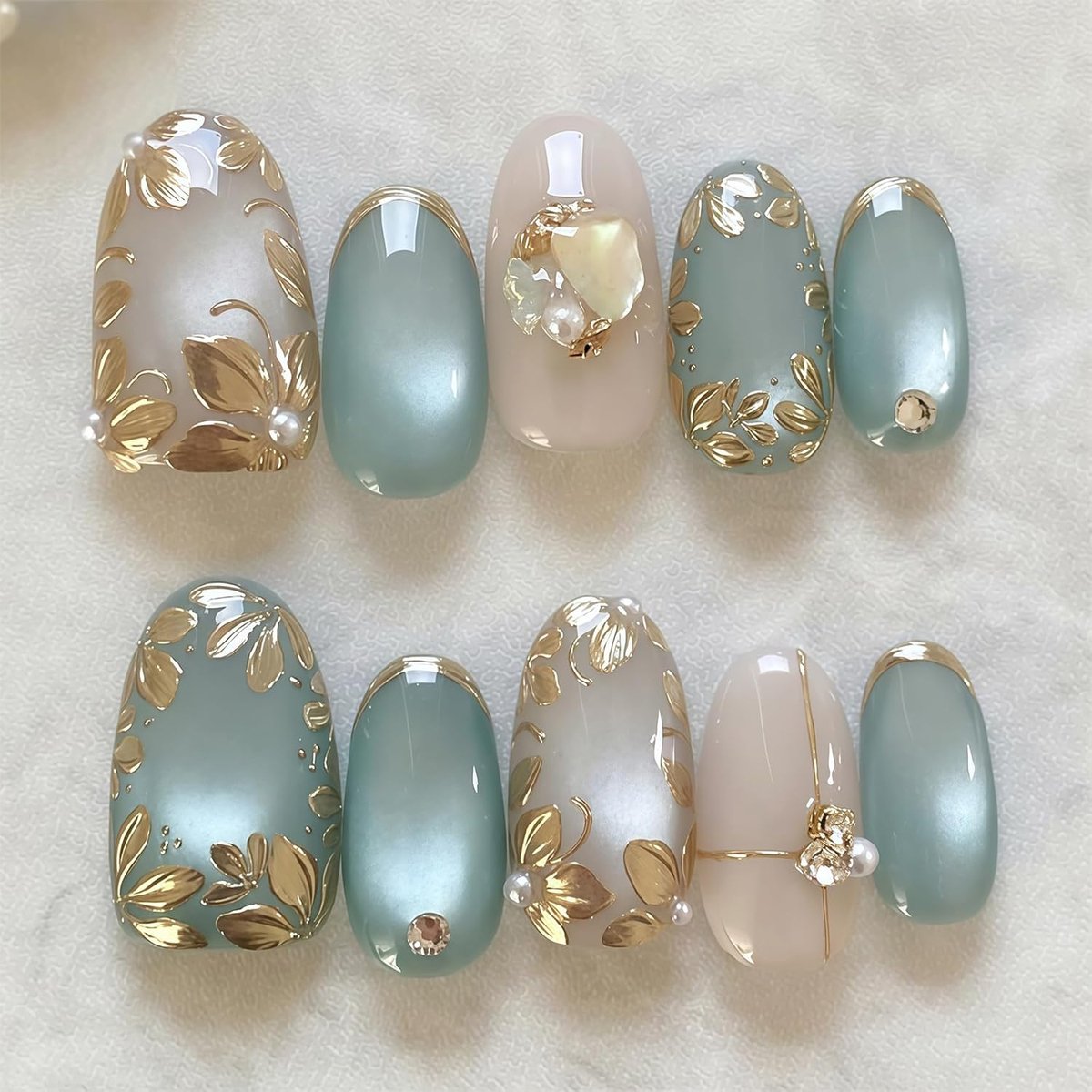 30 stuks Press on Nails, Zelfklevende nagels, Press on Nails Korte amandelvorm, 3D gouden bloemen voor vrouwen, meisjes, professionals voor feest, date, salon (Blauw)