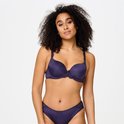 Model draagt een paarse beugelbeha en bijpassende slip.