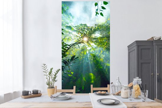 Stickers muraux - Le soleil qui brille à travers les forêts d'une forêt tropicale en Malaisie - 80x160 cm - Film adhésif
