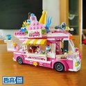 Roze en witte bouwsteen foodtruck met gele en witte streepjes-luifel, teddybeer op een taart, en 'New taste' tekst.