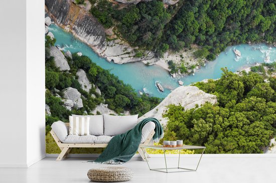Papier peint avec une photo aérienne des Gorges du Verdon, une rivière turquoise entourée de pentes rocheuses couvertes d'arbres.