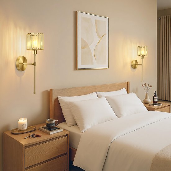 Licht gebruikte slaapkamer met een bed en twee gouden wandlampen met kristallen lampenkappen.