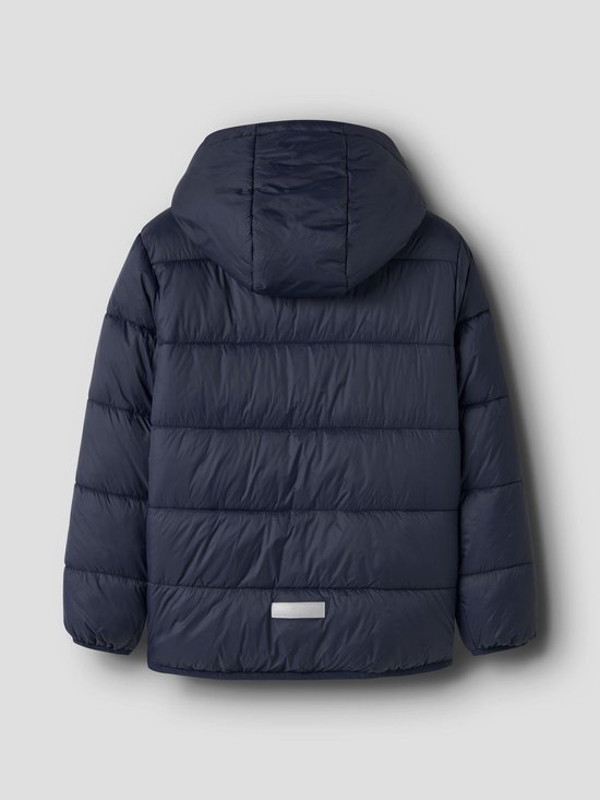 Donkerblauwe, gewatteerde jas met capuchon, achterkant met reflecterende patch.