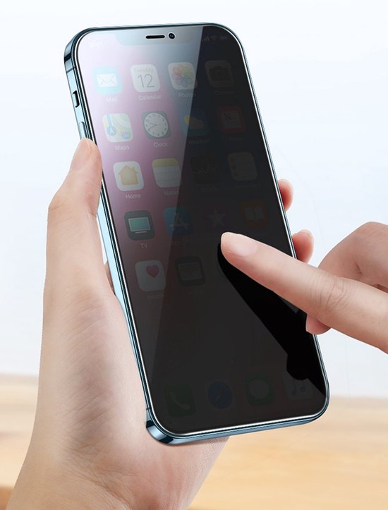 Handen met een smartphone met privacy screenprotector. Een vingertop raakt het scherm aan.