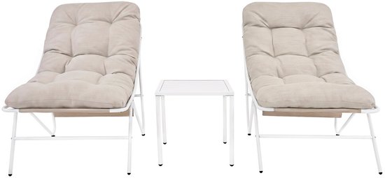 Witte salontafel met twee crème lounge stoelen met kussens.