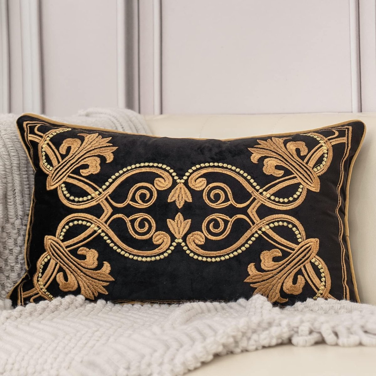 SnelShoppen - Luxe Velours Kussenhoes 30x50cm met Geborduurd Bloemmotief in Zwart en Goud - Decoratieve Lumbar Kussenhoes voor Bank, Stoel en Slaapkam