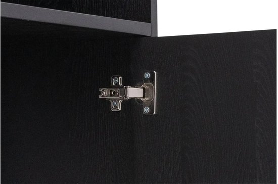 Gros plan d'une charnière métallique sur une porte noire en bois d'une armoire.
