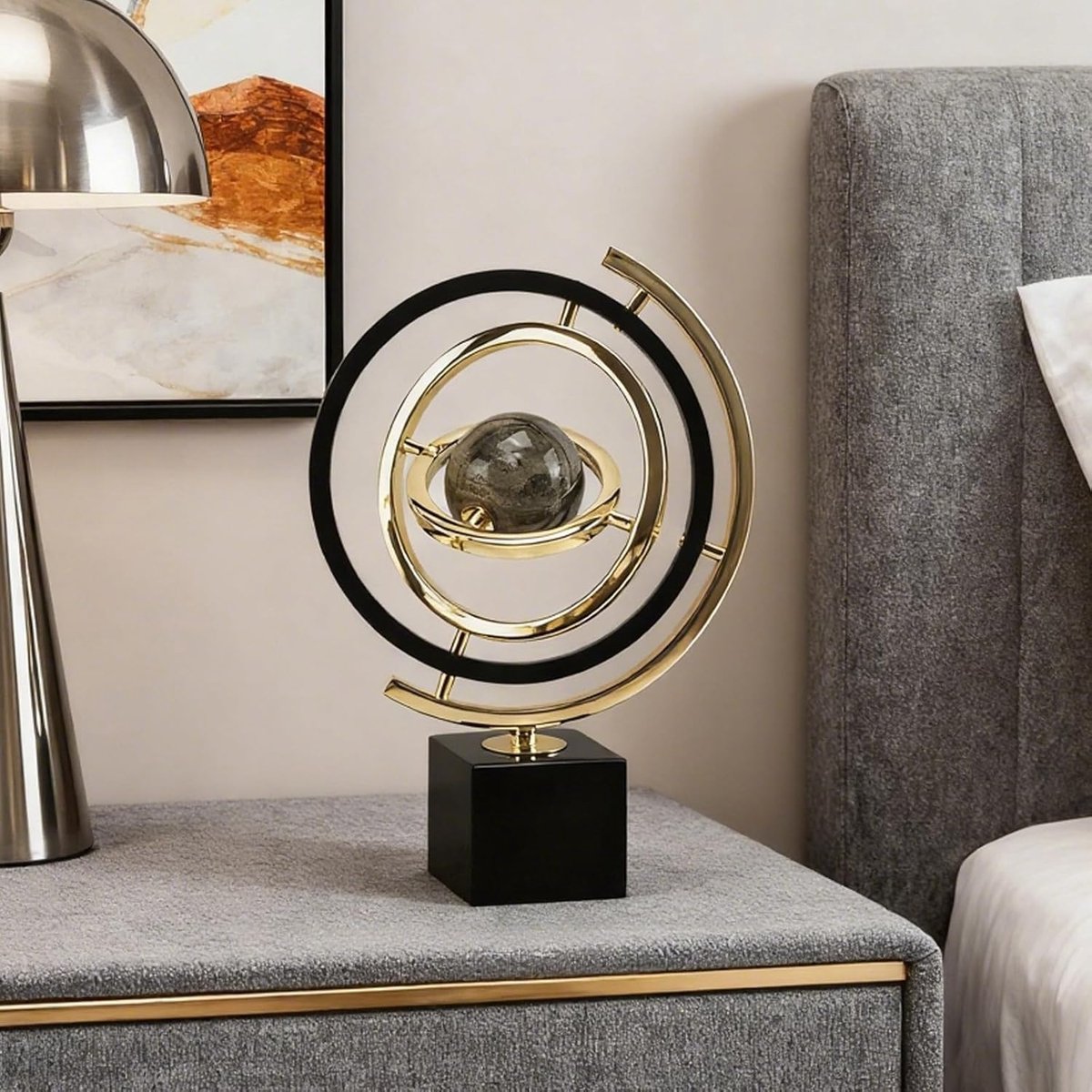 SnelShoppen - Moderne Sculptuur Decoratie, Abstracte Kunst Sculptuur, Roterende Metaal Globe Decoratie met Rechthoekige Stand, Zwart en Goud, Perfecte
