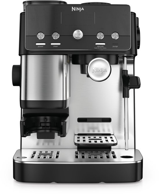 Zwarte en zilverkleurige Ninja koffiemachine met druppelschaal.