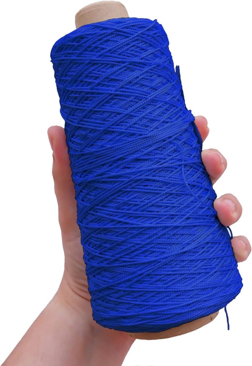= Cuquillo Kegel. Draad Voor Tricot en Haken. Samenstelling Rayon 100%. 1 Conus van 200 Gram en 600 Meter - (Blauwe Koning)