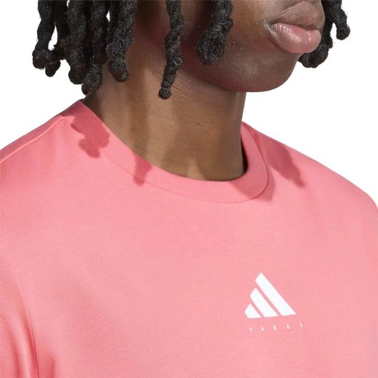 Roze Adidas T-shirt met klein wit Adidas-logo op de borst.