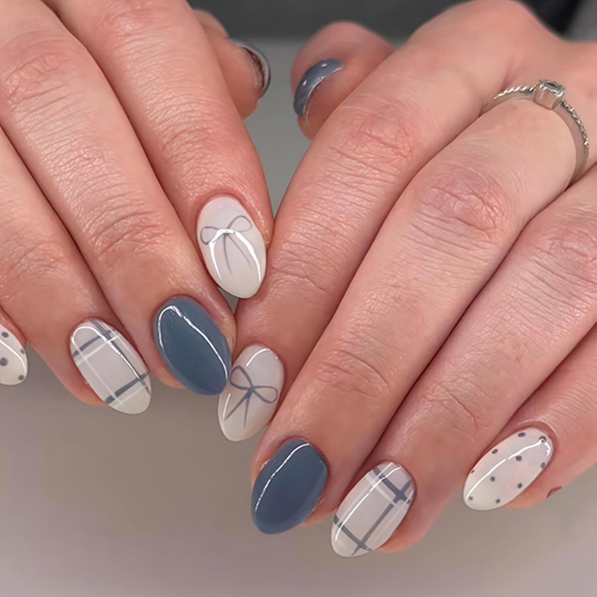 24 stuks nagels om op te plakken press on nagels ovaal in donkerblauw met witte strik, gelnagels om op te plakken glanzend