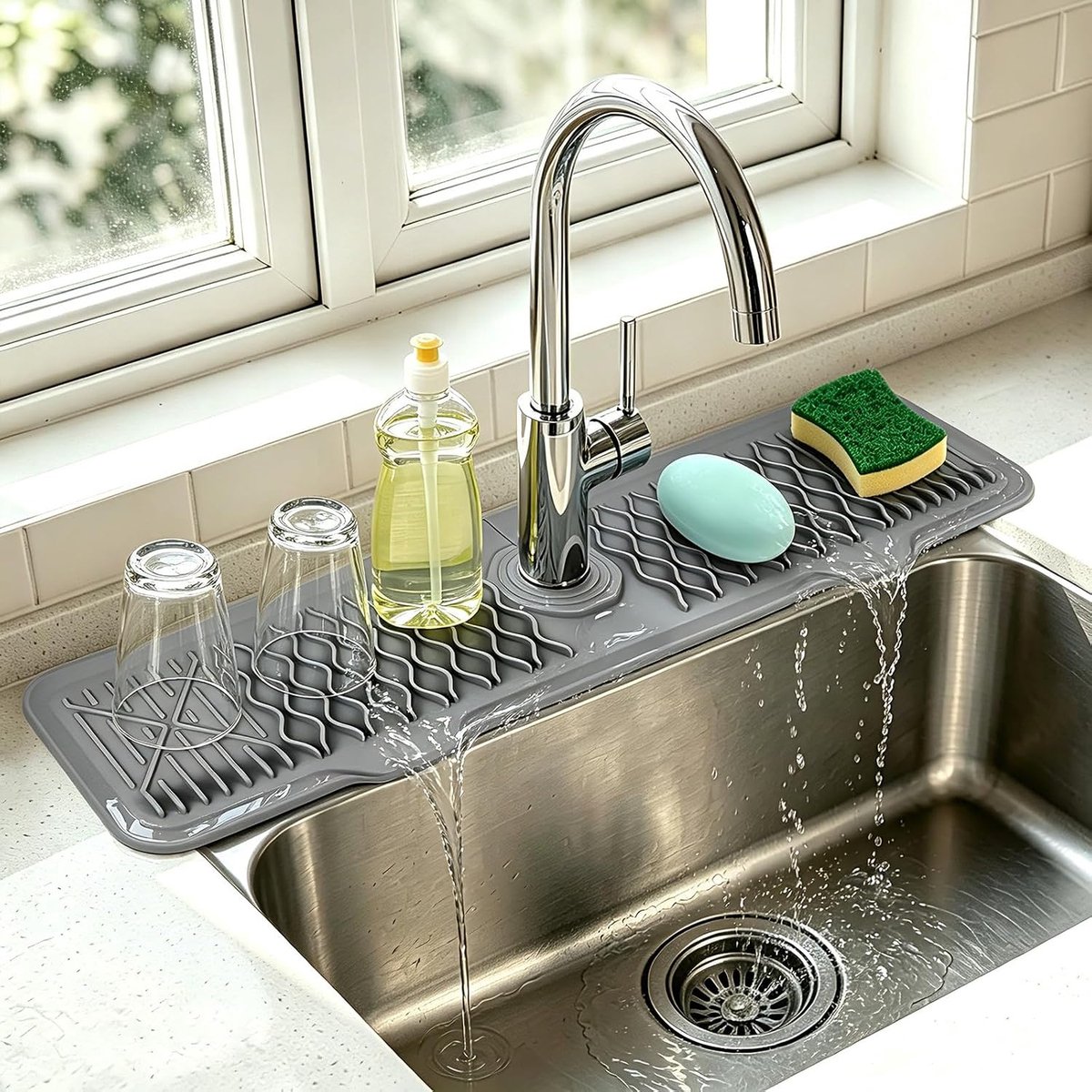 comfoyar Grijs Siliconen Kraanmat Spatbescherming voor Afvoerwater met 7° Helling en Verstelbaar Midden Gat, Antislip Sneldroog Afdruipmat voor Keuken en Badkamer Werkbladbeschermer, 61x14,5 cm