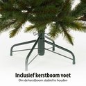 De groene kunstkerstboomvoet met de metalen standaard.
