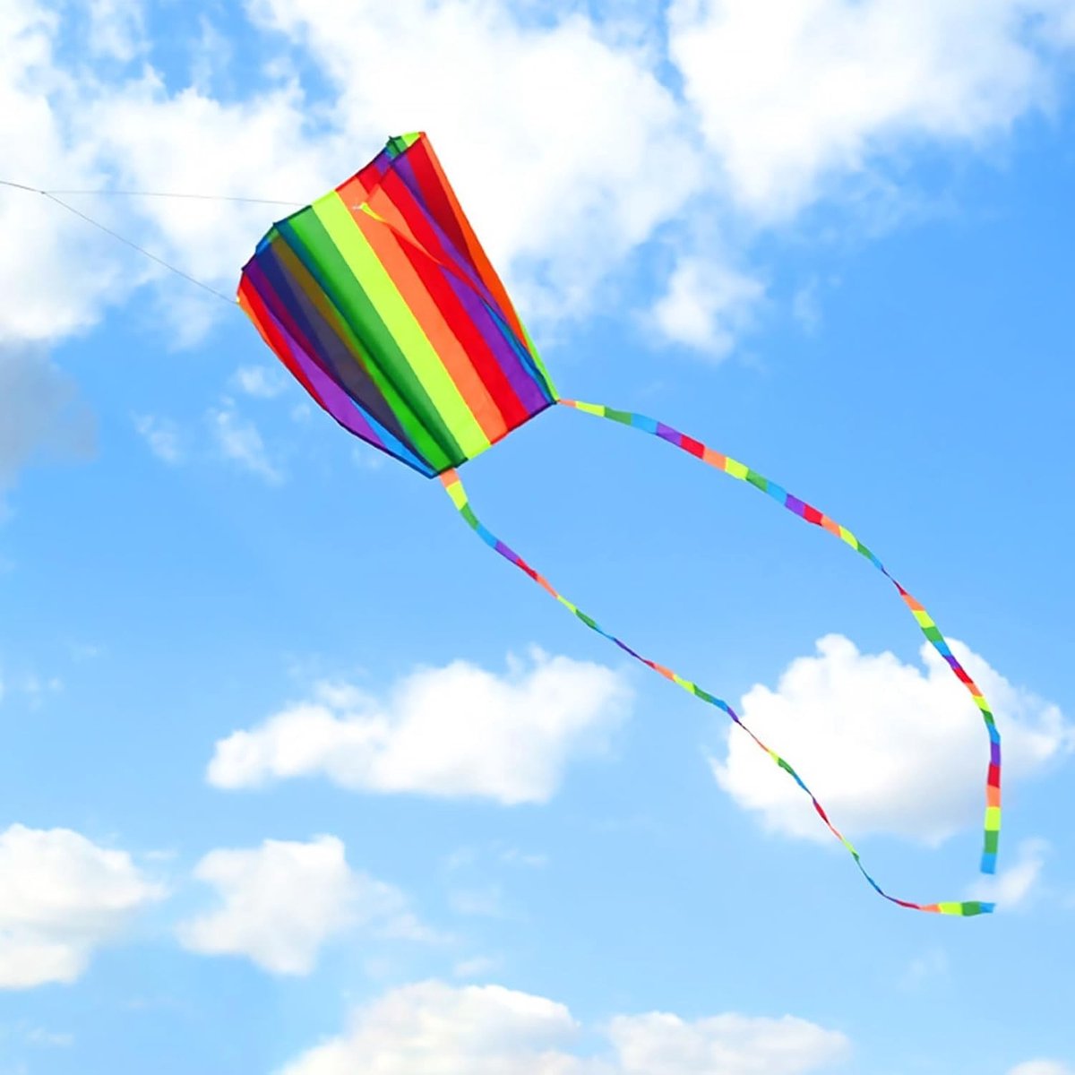 Kleurrijke regenboog vlieger met lange staart, eenvoudig te vliegen op het strand, in het park en bij buitensportactiviteiten