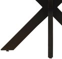 Detail van de onderkant van een zwart stalen matrix onderstel voor een tafel, met X-vormige poten.