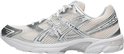 Witte Asics damessneaker met zilverkleurige accenten en mesh.