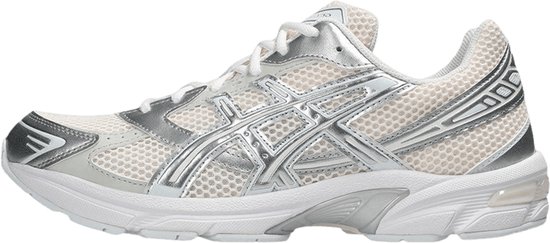 Witte Asics damessneaker met zilverkleurige accenten en mesh.