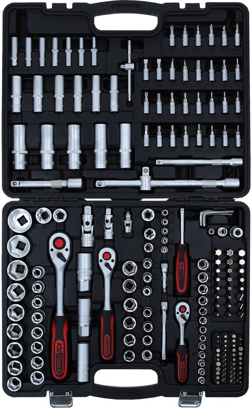 Zwarte koffer met gereedschap, geopend, met een assortiment ratels, doppen, bitjes en verlengstukken.