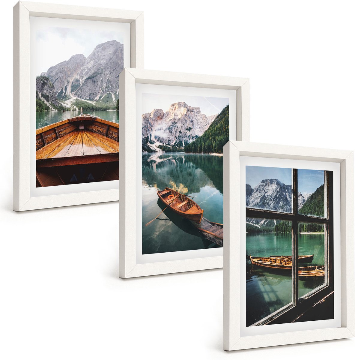 Wallfluent 3-Delige Schilderij Set - Uitzicht Op Een Bergmeer Met Boten En Een Raam Op De Achtergrond. - 20 x 30 - Moderne Wanddecoratie - Woonkamer