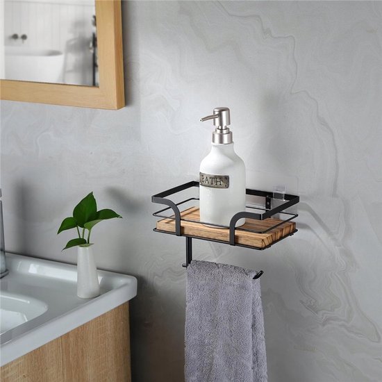 Zwarte wandrek met houten plank en handdoekhouder. Met witte zeepdispenser met tekst "BATH".
