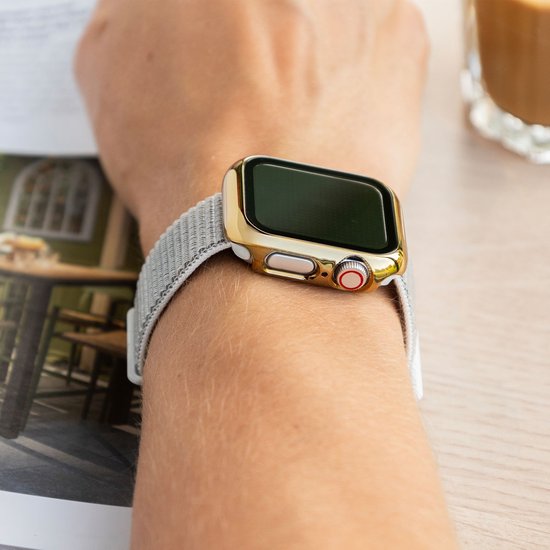 Damespols met gouden Apple Watch hoesje en lichtgrijs bandje.