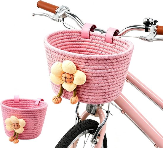 Roze gevlochten fietsmand met een crèmekleurige bloemdecoratie en bruine riempjes. Twee manden te zien.