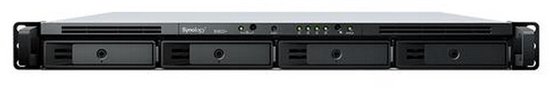 Zilverkleurige rackmount server met vier drive bays, zwarte frontplaat en Synology logo.