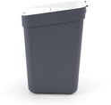 Poubelle gris foncé avec un couvercle gris clair incliné et une poignée latérale.
