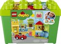 Boîte de rangement LEGO Duplo Deluxe avec une image du set de jeu : voiture rouge, château, maison dans l'arbre et figurines.