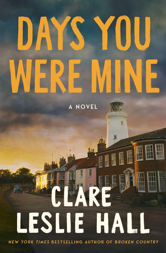 Couverture de livre avec le titre "Days You Were Mine" en grandes lettres jaunes, avec un phare et des maisons en arrière-plan.