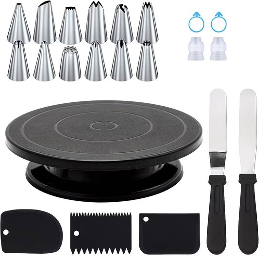 Set van zilverkleurige spuitmondjes, een zwarte draaitafel, twee spatels, twee adapters en drie zwarte schrapers.
