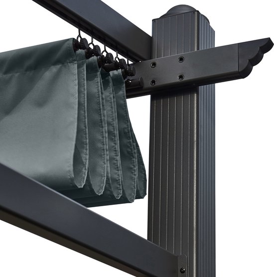 Vue détaillée de rideaux gris plissés sur un poteau de pergola.